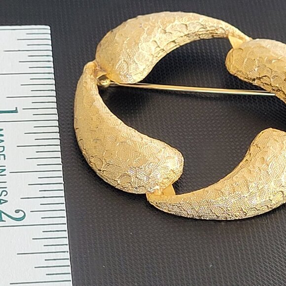 Vintage Gold Tone Textured Round Brooch - Picture 9 of 9